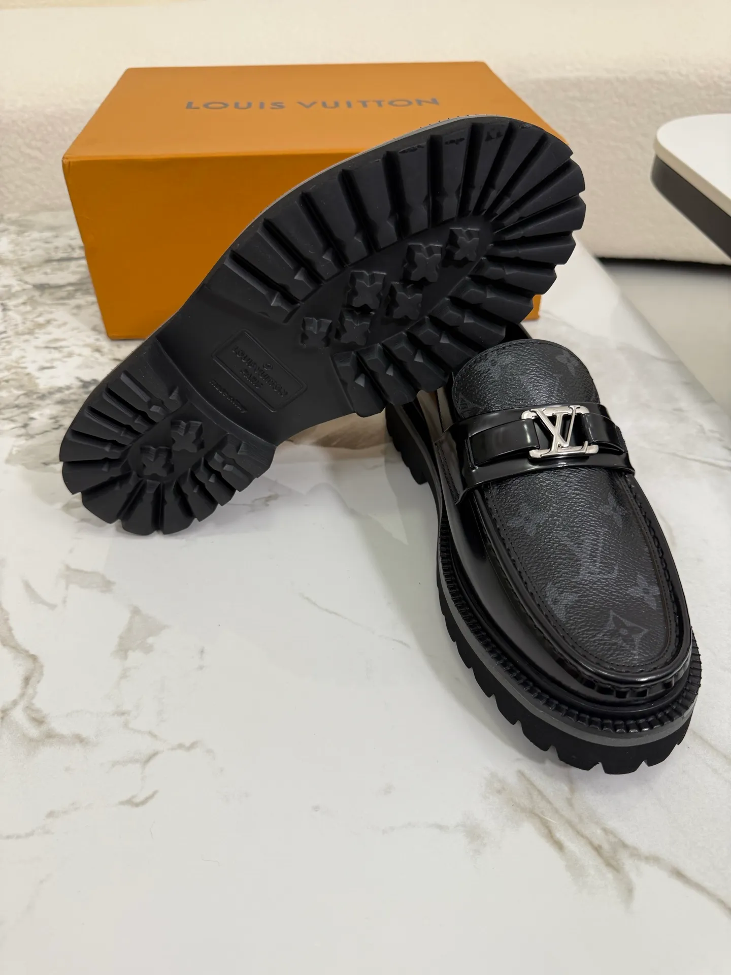[L Family] Top P: 800💰 ▪️Size: 39-44 (38.45 custom-made) The top male god leather shoes Lv series are sold at the same time with original factory configuration, original cowhide fabric imported from Italy, soft and comfortable, imported water-dyed cow lining, soles: original ultra-light French foam outsole super comfortable, original factory with single goods 🔍🔍high quality, can be entered and exited at will, welcome to compare and synchronize.